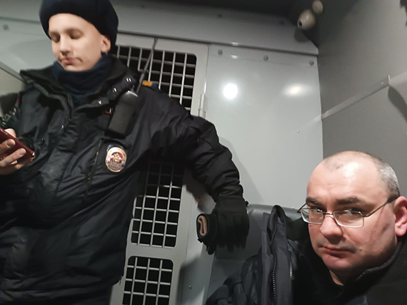 СКАНДАЛ и ЖЕСТЬ: Нас с Голой Руновой арестовали на премьере фильма Брат-3 в кинотеатре Октябрь