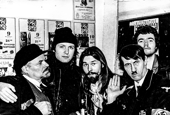 07 ноября, каждый год в этот день - ЛЕНИН огребал пиздюлей от Новых Русских, шпаны и фанатов Перестройки