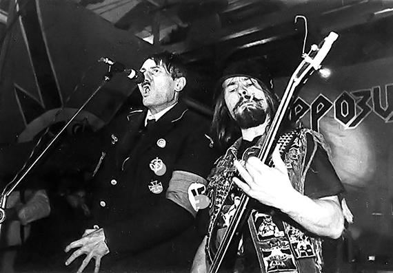 07 ноября, каждый год в этот день - ЛЕНИН огребал пиздюлей от Новых Русских, шпаны и фанатов Перестройки