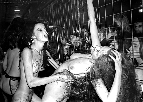 07 ноября, каждый год в этот день - ЛЕНИН огребал пиздюлей от Новых Русских, шпаны и фанатов Перестройки