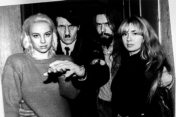 07 ноября, каждый год в этот день - ЛЕНИН огребал пиздюлей от Новых Русских, шпаны и фанатов Перестройки