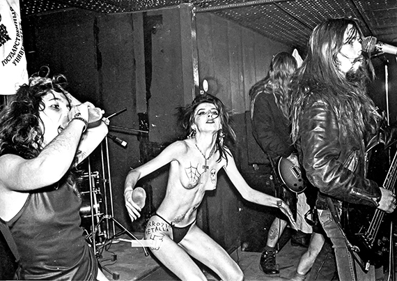 07 ноября, каждый год в этот день - ЛЕНИН огребал пиздюлей от Новых Русских, шпаны и фанатов Перестройки