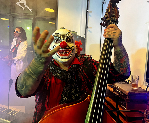 Ацкие Клоуны пытались отпилить бошки - ночной толпе цунароф