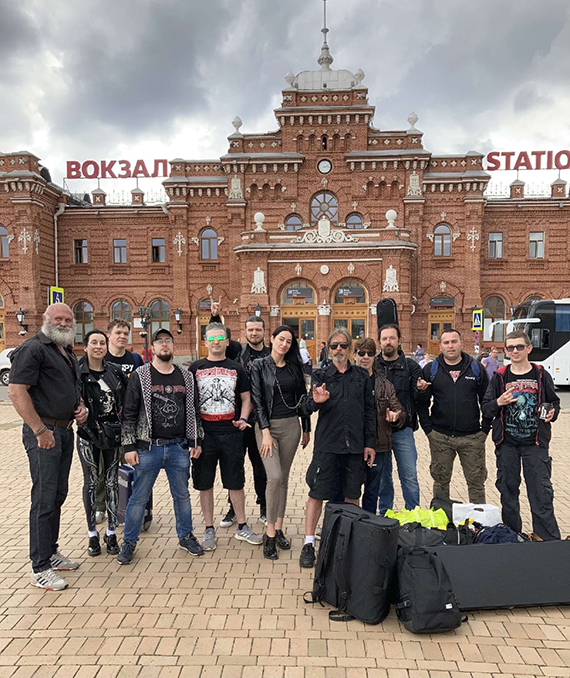 Когда-то в Казане. Группа КОРРОЗИЯ МЕТАЛЛА на привокзальной площади