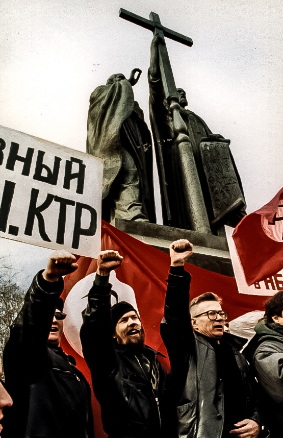 01 апреля 1998. Эдуард Лимонов, консультируется с ПАУКом