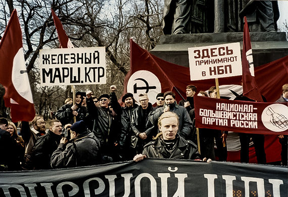 01 апреля 1998. Эдуард Лимонов, консультируется с ПАУКом