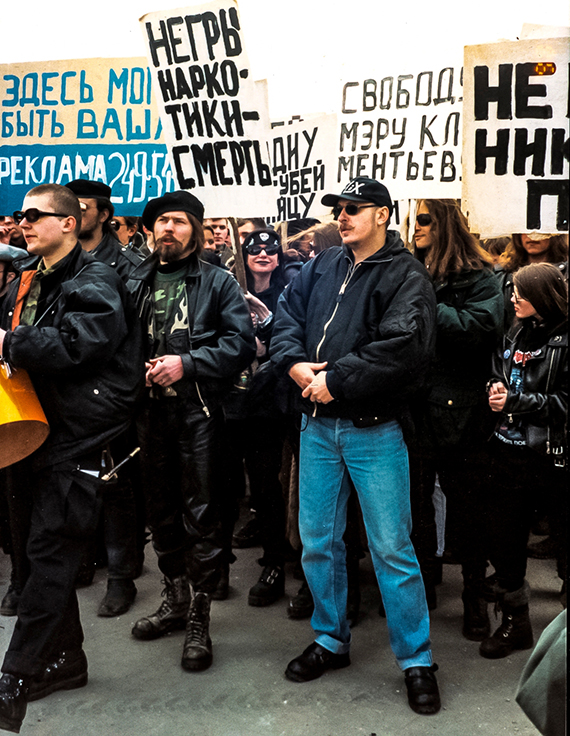 01 апреля 1998. Эдуард Лимонов, консультируется с ПАУКом