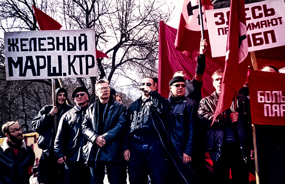 01 апреля 1998. Эдуард Лимонов, консультируется с ПАУКом