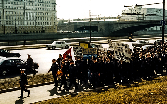 01 апреля 1998. Эдуард Лимонов, консультируется с ПАУКом