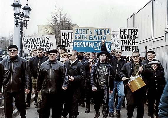 01 апреля 1998. Эдуард Лимонов, консультируется с ПАУКом